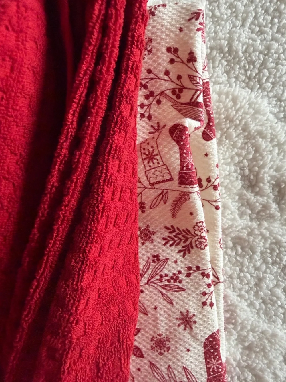 Cupcakes & Cashmere Holiday Kitchen Towels Red Snowflake Christmas Tree 🎄 NEW!